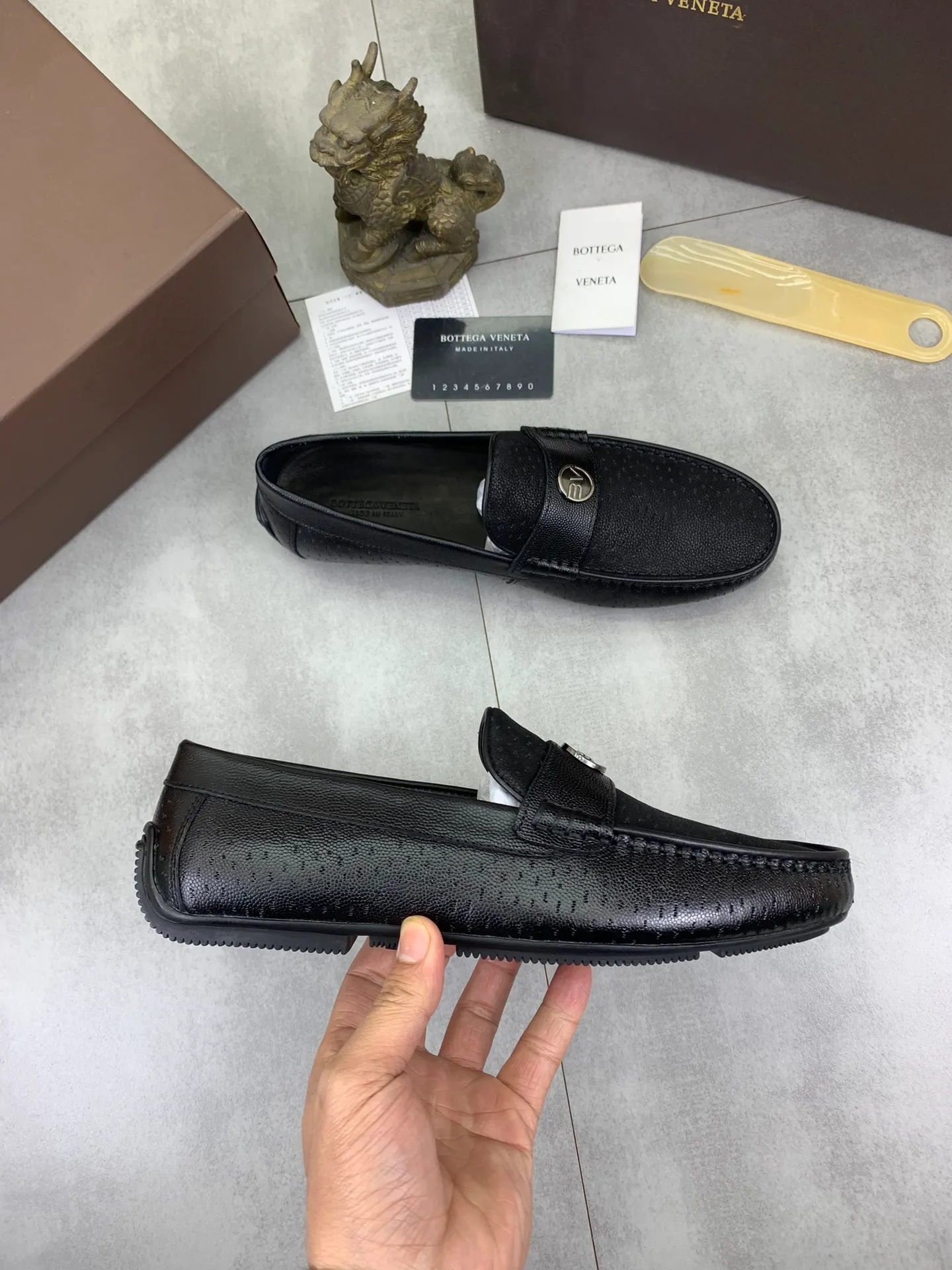 Men's shoes 💰P420 [New model] Water-dyed Niuli 💰High-quality business beanie shoes 💎💎💎 BOTTEGA VENETA official website synchronizes the latest top version of BV in the market, accepts material comparison, shoe type comparison, process comparison, practical and texture, versatile, suitable for any occasion, the more you look at it, the more it tastes. Pure hand-woven craftsmanship - Upper material, hand-woven calfskin imported from Italy 🇮🇹 - High-quality water-dyed cowhide lining - Original private model customized outsole -Size: 39-44 (38 45 can be customized) Color: black or brown optional